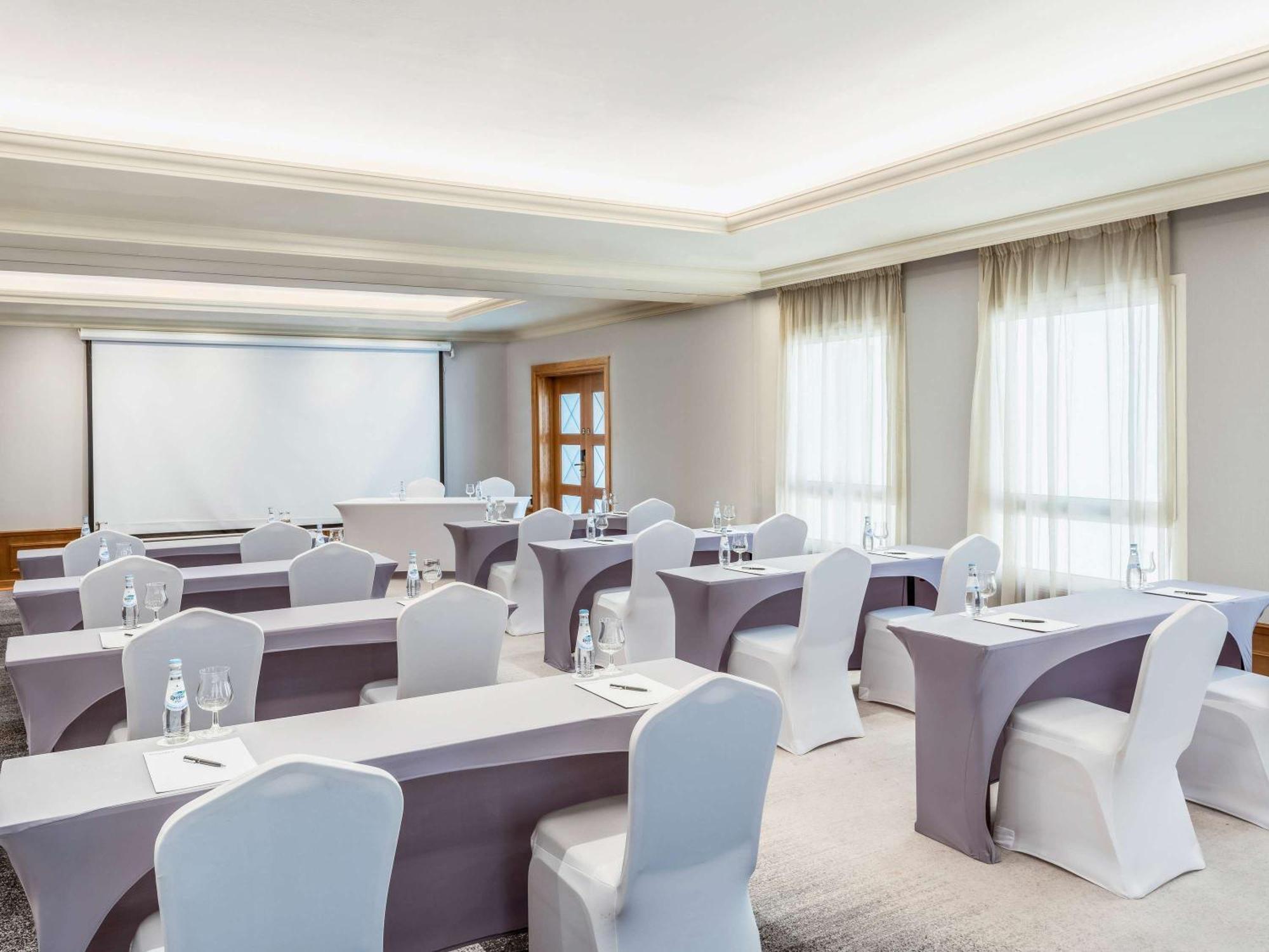 Mövenpick Hotel Doha Exteriör bild